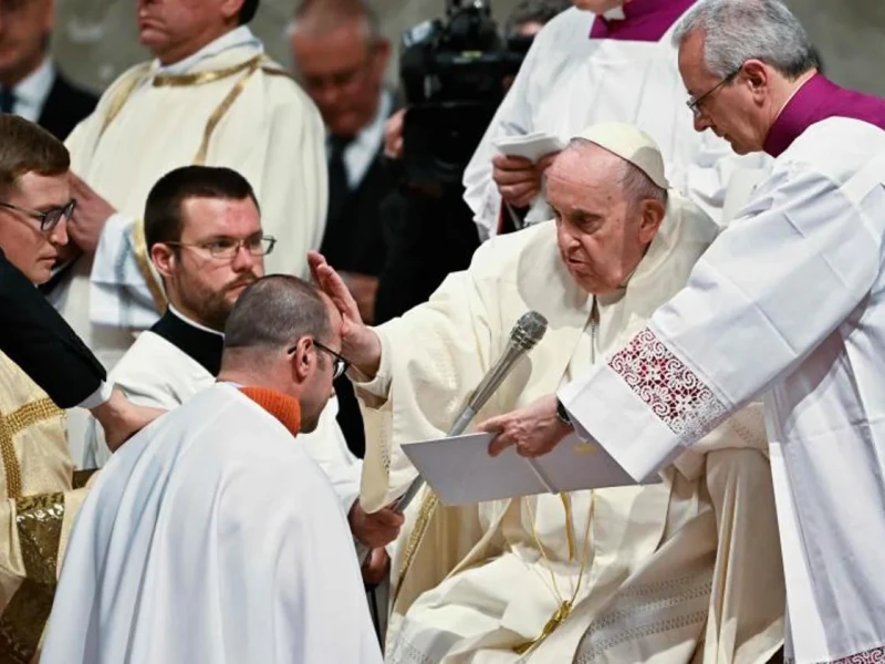 Francisco bautiza a varios adultos en la basílica de San Pedro, 2023