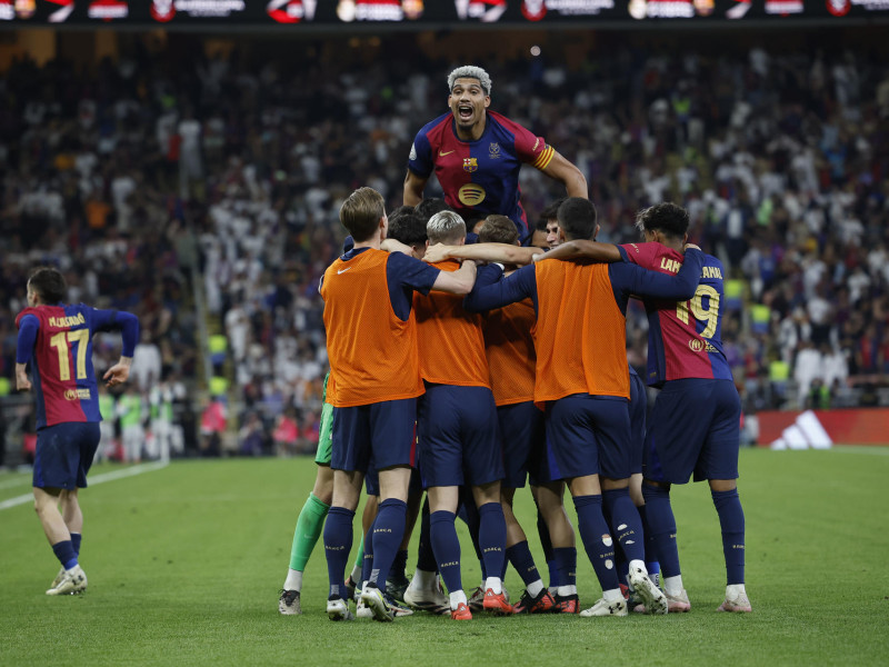 El Barcelona celebra el quinto gol al Real Madrid