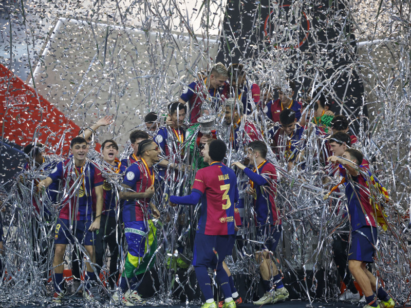 Los jugadores del FC Barcelona celebran la victoria con el trofeo tras el partido de la final de la Supercopa de España de fútbol entre el Real Madrid y el FC Barcelona, este domingo en Yeda