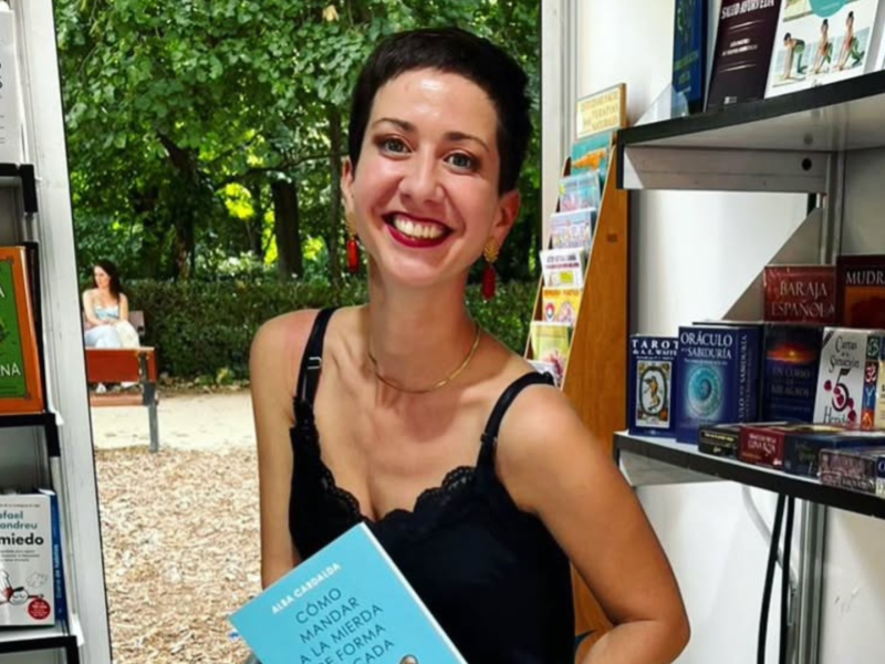 Alba Cardalda con su libro