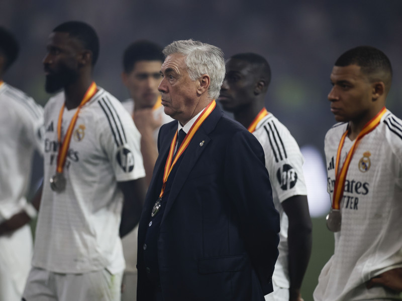 Carlo Ancelotti, durante la entrega de trofeos al Barcelona en la Supercopa de España