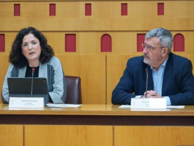 Beatriz Artolazabal y César Fernández de Landa en el Ayuntamiento de Vitoria