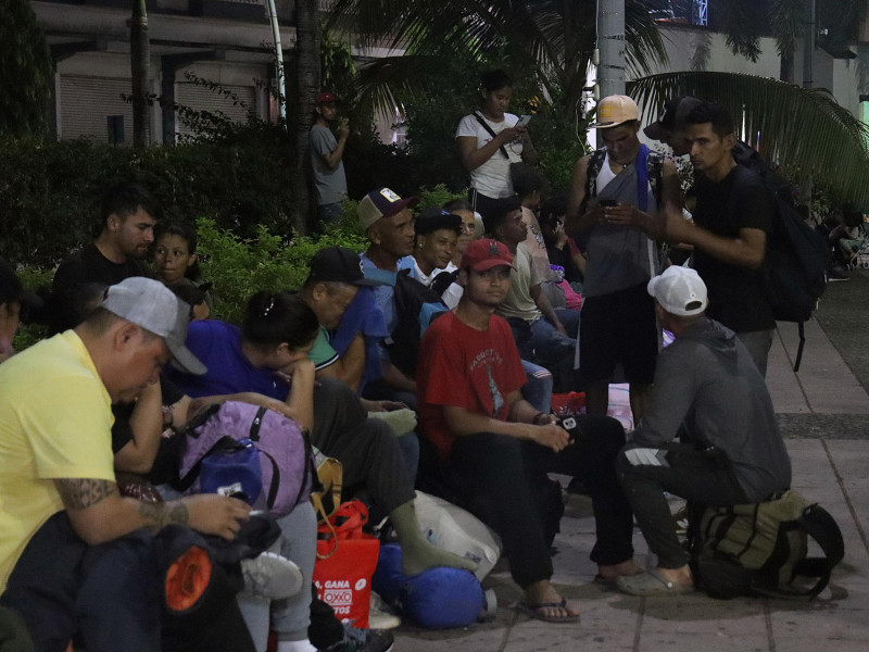 Migrantes se reúnen antes del inicio de una caravana que se dirige a la frontera norte de México