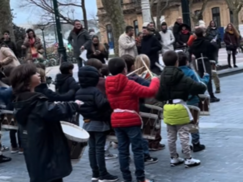 Los niños ensayando la tamborrada