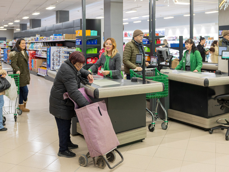 Interior del supermercado Mercadona ubicado en Algemesí