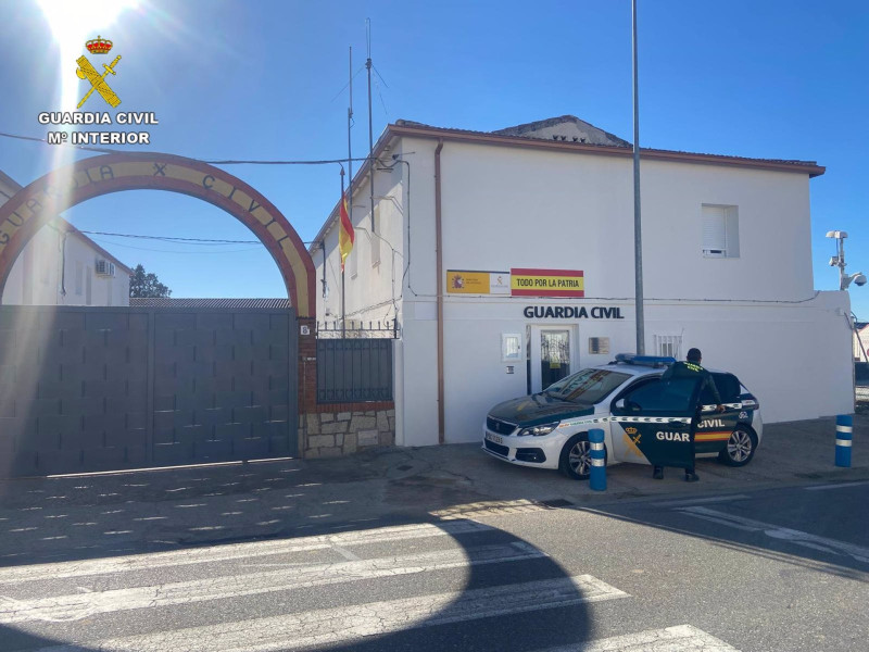 Cuartel de la Guardia CivilLa Guardia Civil ha detenido al presunto autor de un robo con violencia e intimidación a una mujer de 75 años, a quien le sustrajo el bolso valorado en 500 euros, por el método 'del tirón' mientras se disponía a entrar en su domicilio en la localidad de Santa Olalla.SOCIEDAD CASTILLA-LA MANCHA ESPAÑA EUROPA TOLEDO AUTONOMÍASGUARDIA CIVIL