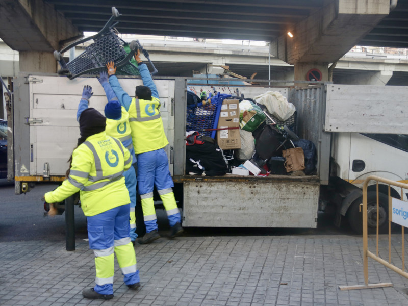 Material para la venta termina en un camión de la brigada de limpieza de Badalona