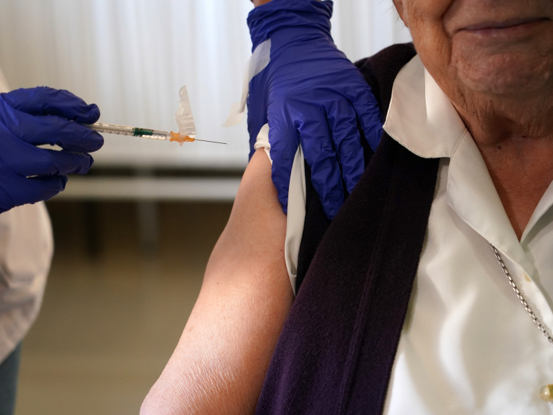 (Foto de ARCHIVO)Los mayores reciben la vacuna contra la gripe, a 9 de octubre de 2024, en Málaga, Andalucía (España). El 9 de octubre comienza la campaña de vacunación contra la gripe, dirigida a los internos en centros residenciales de mayores, personas mayores de 85 años y trabajadores sanitarios y sociosanitarios que laboran en residencias y centros de discapacidad.Álex Zea / Europa Press09/10/2024