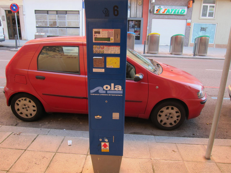 Coche aparcado en una zona de la OLA en Santander