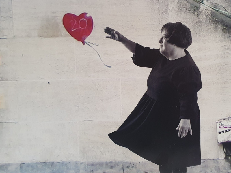 Eva Martínez encarna a la "Niña con globo" de Banksy