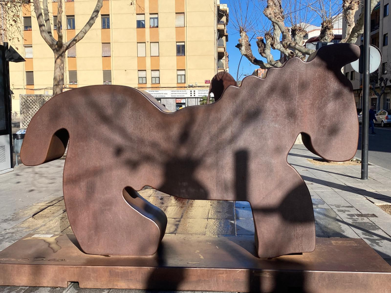 Las figuras expuestas están elaboradas con acero y cobre