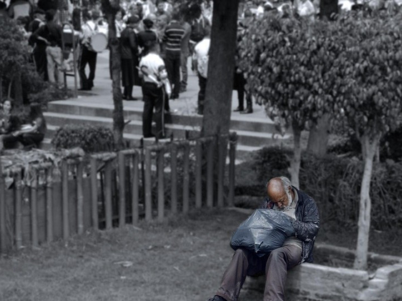 Indigente en un parque