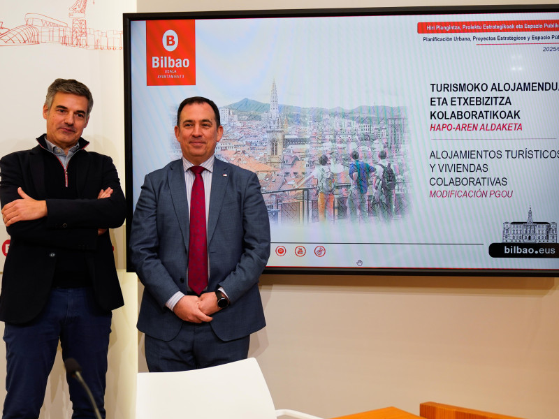 Asier Abaunza (dcha.) en la presentación de la modificación del PGOU