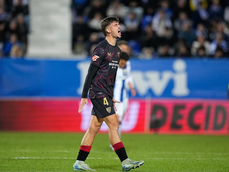 Kike Salas del Sevilla FC se lamenta durante el partido de fútbol de la Liga española, LaLiga EA Sports, disputado entre el CD Leganés y el Sevilla FC en el estadio de Butarque