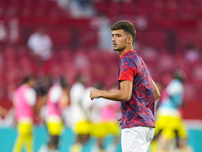 Kike Salas del Sevilla FC calienta durante el partido de fútbol de la Liga española, La Liga EA Sports, disputado entre el Sevilla FC y el Villarreal CF en el estadio Ramón Sánchez-Pizjuán