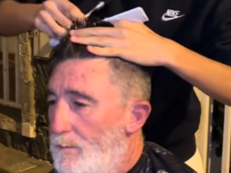 El joven peluquero cortando el pelo del sintecho