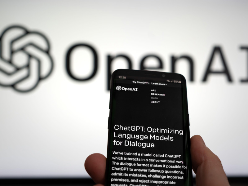 ChatGPT, un chatbot de OpenAI: dispositivo móvil con sitio web de la empresa