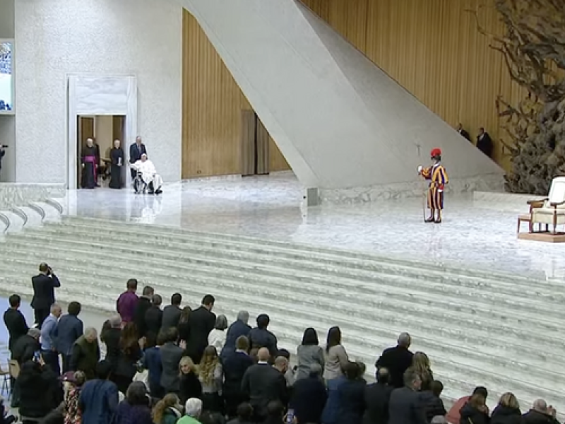 Francisco entra al Aula Pablo VI para la audiencia