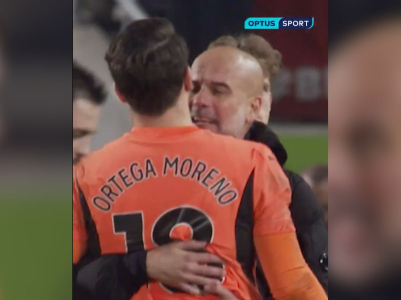 Guardiola abraza a Ortega a la conclusión del partido del Manchester City.