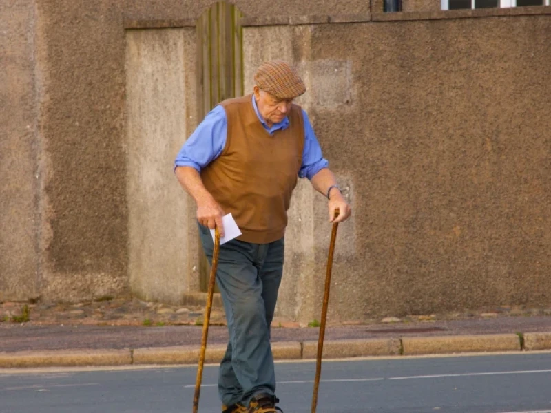 Anciano caminando