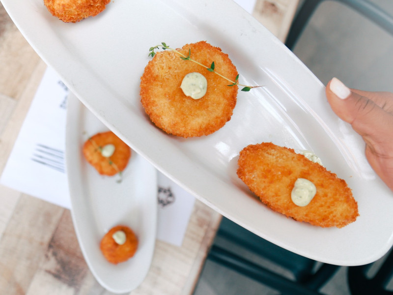 Desde sus humildes comienzos como una receta de aprovechamiento, la croqueta ha evolucionado hasta convertirse en una auténtica estrella culinaria