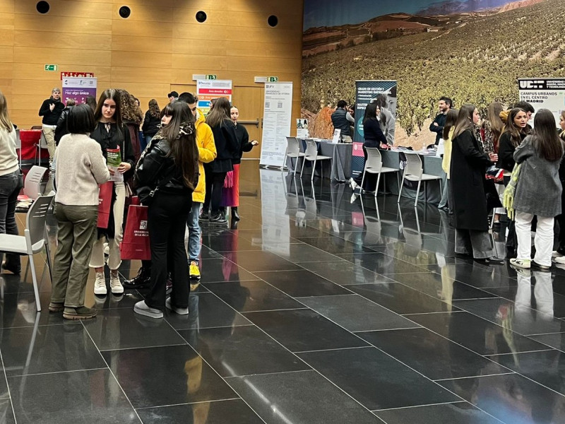 Estudiantes de 2º de bachillerato en UNITOUR