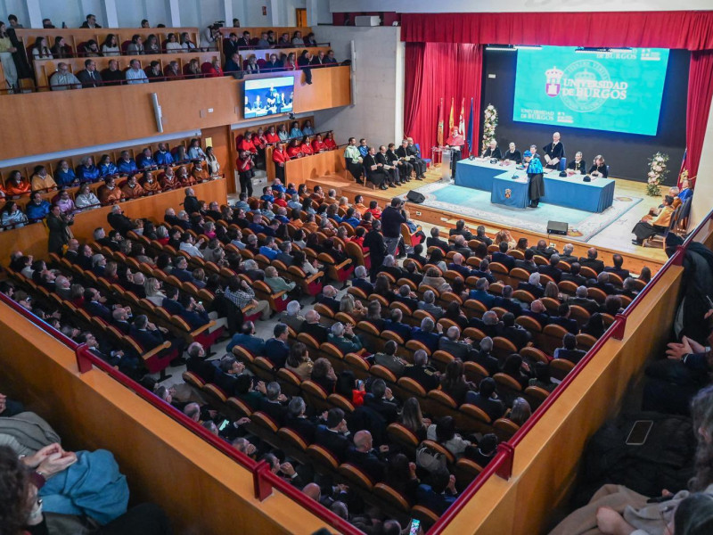 El rector saliente cede el testigo a José Miguel García Pérez, poniendo en valor los avances académicos y animando a los estudiantes a mantener la excelencia.