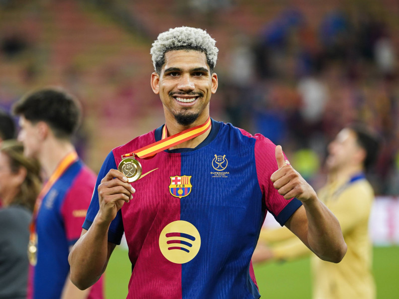 Araujo posa sonriénte con la medalla de campeón de la Supercopa de España