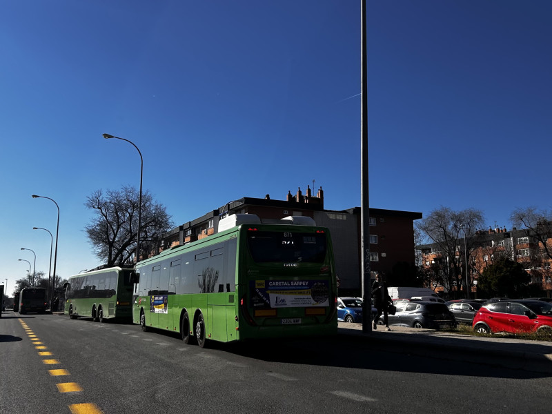 Personas esperando a los autobuses Interurbanos