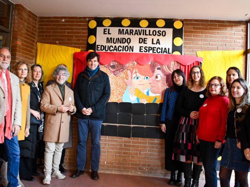 Pedro Solís acompañado por las autoridades regionales y municipales que han acudido a la proyección de Buffalo Kids en el CPEE Virgen del Amparo