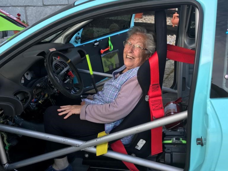 Julia en un coche durante un homenaje por ser pionera en A Bola