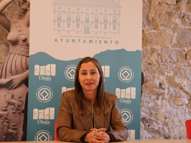 La concejala de Turismo, Elena Rodríguez, ha detallado esta mañana, en la Oficina de Turismo, el programa de actividades y presentaciones con las que el Ayuntamiento de Úbeda participará en la Feria Internacional de Turismo