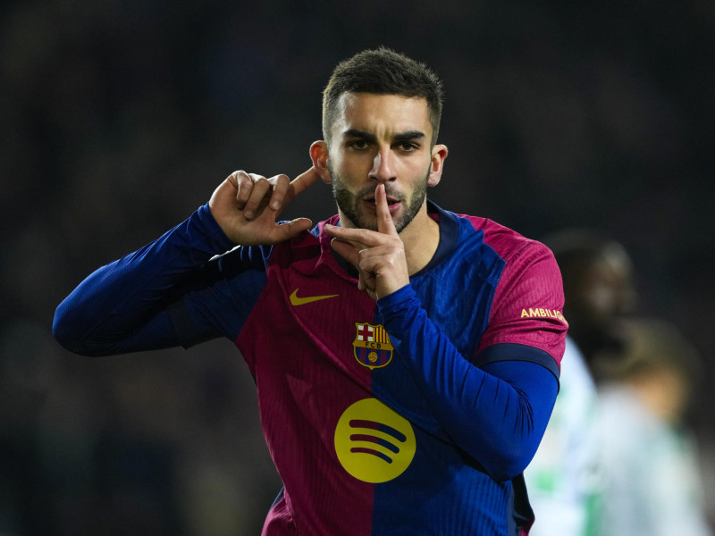 Ferran Torres celebra el gol del Barcelona - Betis