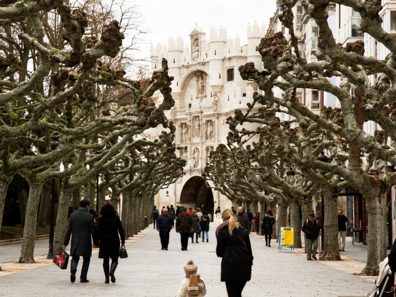 Gente caminando en el Paseo del Espolón, Burgos