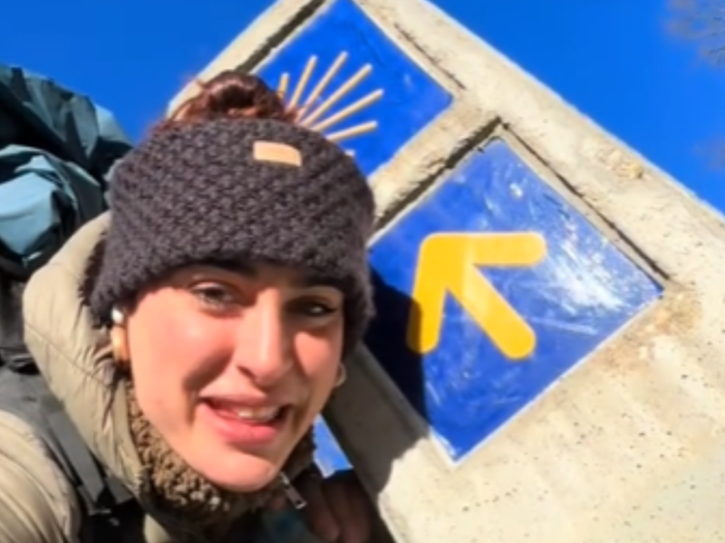 Sara frente a uno de los indicadores del Camino de Santiago