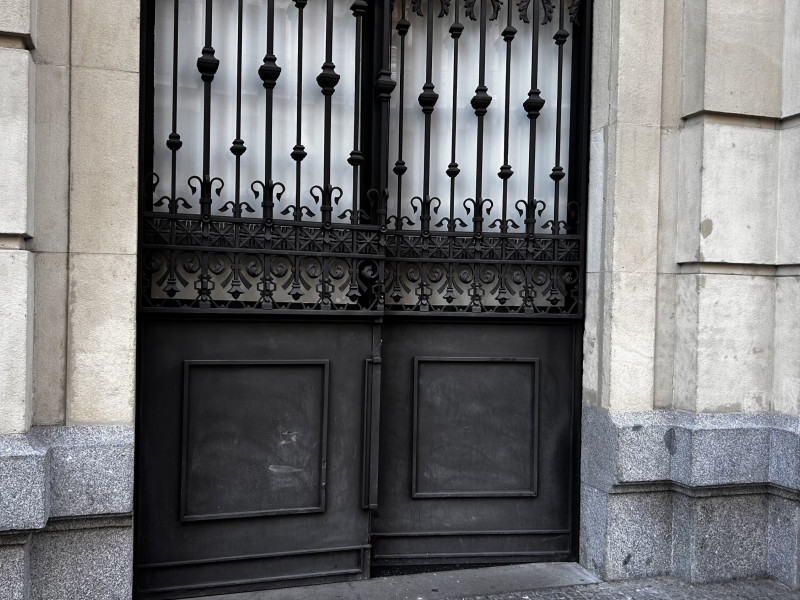 Golpes en la puerta de la tienda