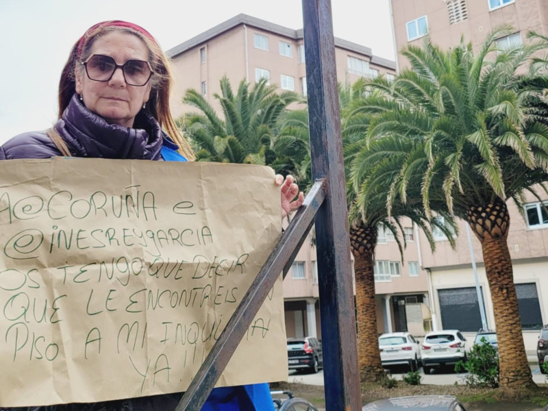 Pilar, vecina afectada por una inquiokupa protesta ante la sede del PSOE en A Coruña