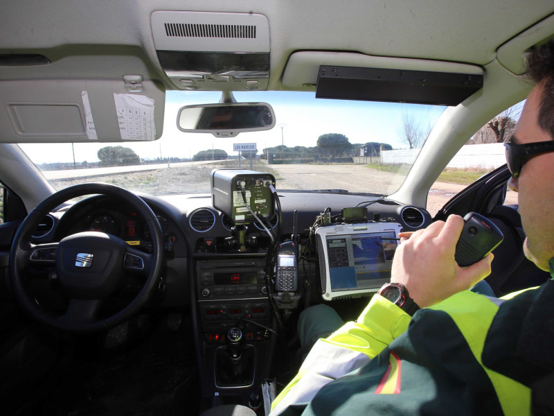 Agente de la Guardia Civil durante un control de velocidad