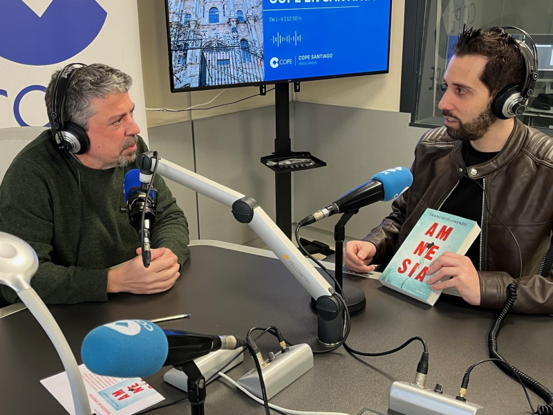 Momento de la entrevista en COPE Santiago con Francisco Lorenzo