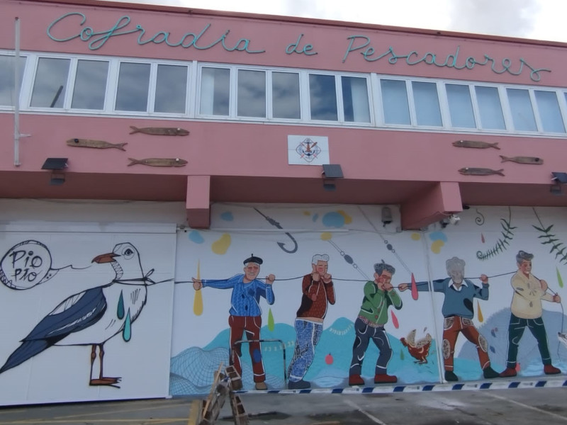 Los pescadores tiran de la gaviota en el Mural de la Cofradía