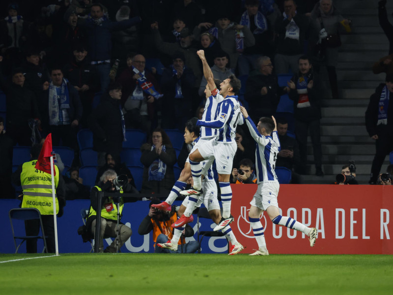 Oyarzabal celebra el gol de la Real Sociedad al Rayo Vallecano