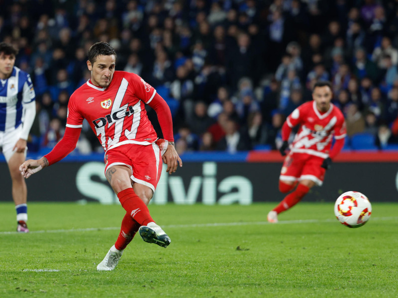 Óscar Trejo lanza el penalti que supuso el 2-1 del Rayo contra la Real Sociedad.