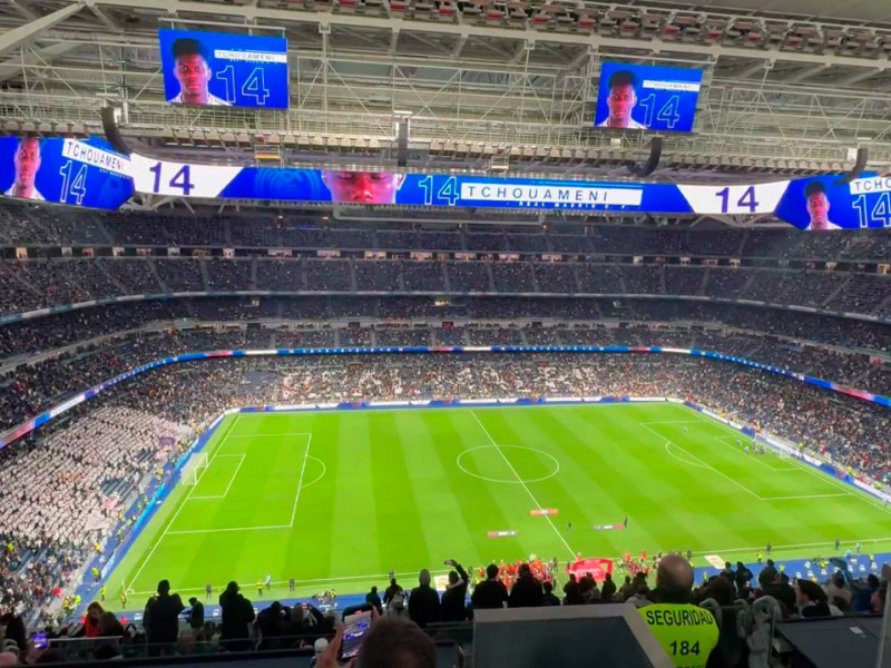 El videomarcador del Santiago Bernabéu muestra a Tchouameni durante las alineaciones