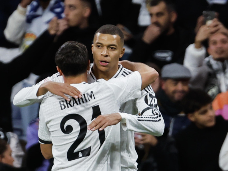 Kylian Mbappé celebra con Brahim el 1-0 del Real Madrid contra el Celta.