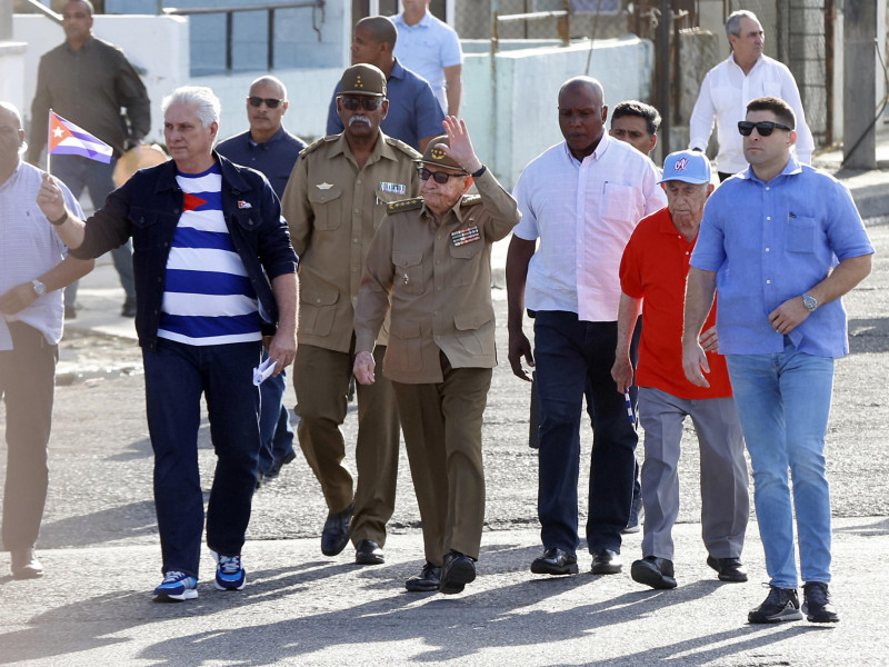 El presidente de Cuba Miguel Diaz-Canel, junto al General de Ejército cubano Raúl Castro, saludan a simpatizantes