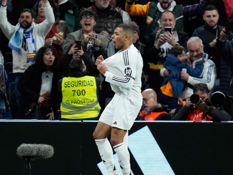 Kylian Mbappé se señala el escudo en la celebración de su gol frente al Celta en la Copa