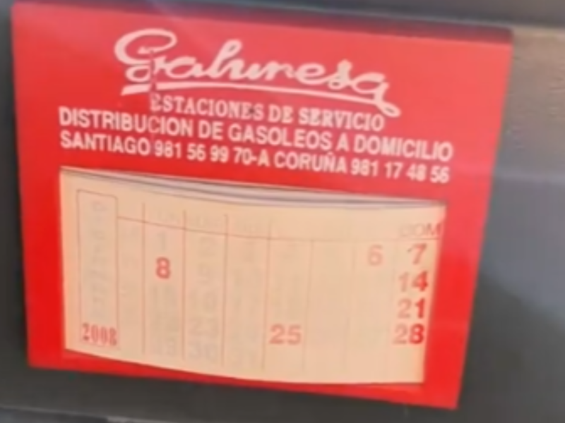 Un calendario antiguo en el interior del coche