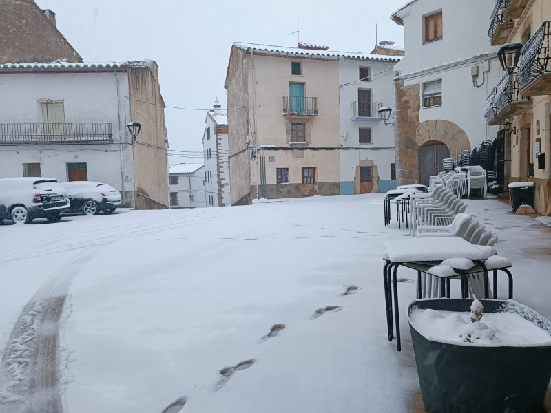 Nieve en el interior de la población de Ares