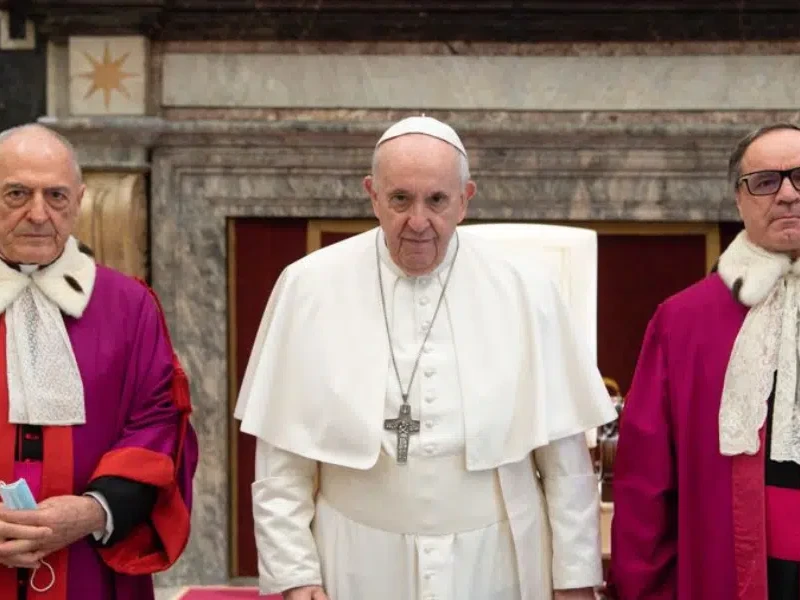 Alejandro Arellano (derecha) con el papa Francisco en el Vaticano