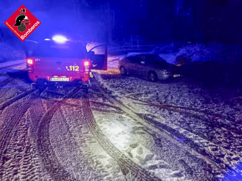 Rescatan a varios conductores atrapados por la nieve en carreteras de interior